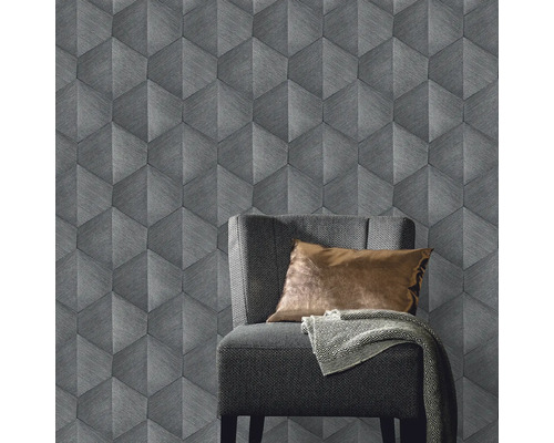 Einrichten mit grauer 3D-Optik-Tapete, Stuhl und Kissen.