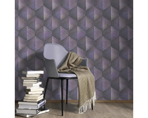 Wohnraum mit dreidimensionaler Tapete und Stuhl