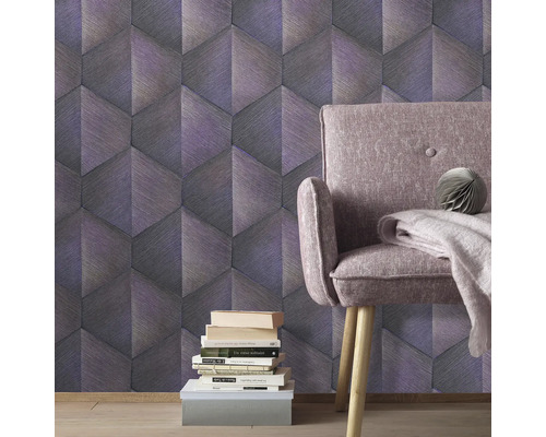 Zimmeransicht mit grafischer Tapete, Sessel und Bücherstapel.