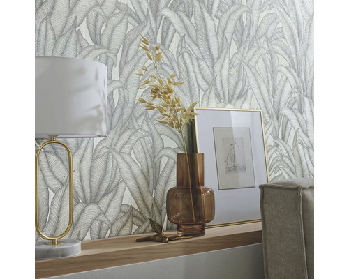 Dekorative Tapete mit Blattmuster in einem Wohnraum mit Lampe und Dekoration