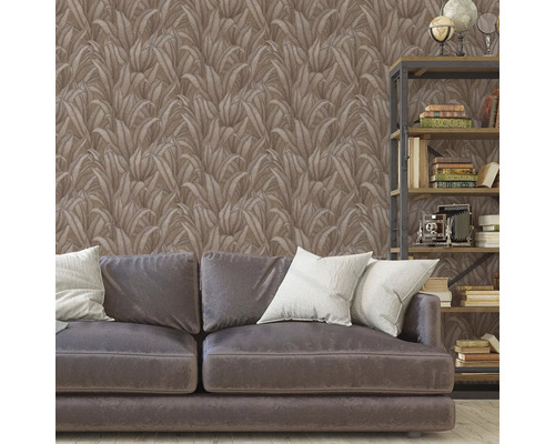 Wohnzimmer mit brauner Blättertapete, Sofa und Bücherregal