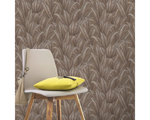 Wand mit Blättermuster-Tapete, Stuhl mit Kissen und Tasche