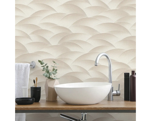 Badezimmer mit Waschbecken, Armatur und gemusterter Tapete