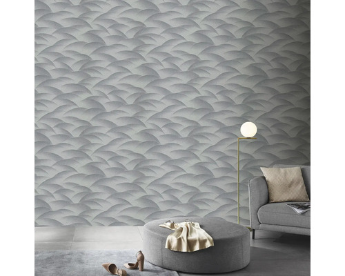 Raumansicht mit Tapete mit Halbkreis Muster, Sessel und Stehlampe