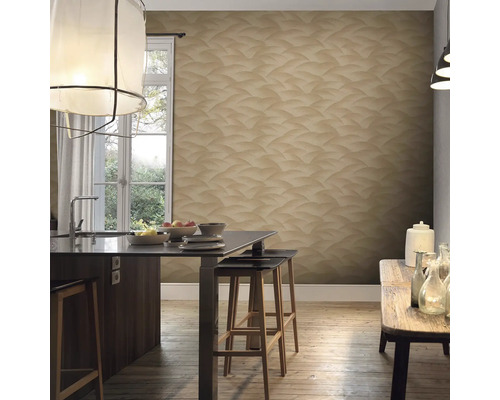 Heller Raum mit gemusterter Tapete, Küchentisch und Stühlen