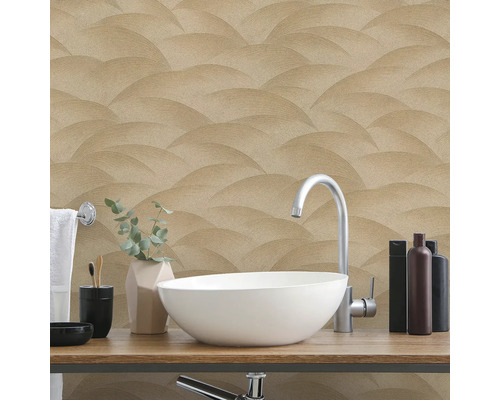 Modernes Badezimmer mit beiger Tapete im Wellendesign, weißem Aufsatzwaschbecken und Armatur