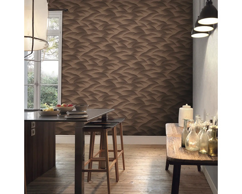 Wohnraum mit brauner Tapete mit gewelltem Muster, Küchentisch und Holzboden