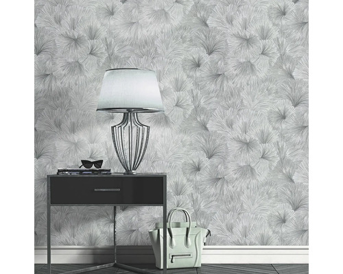 Szene mit gemusterten Tapeten, Nachttisch, Lampe, Handtasche und Accessoires