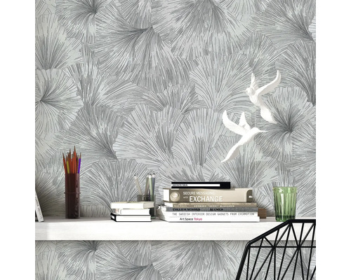 Szene mit gemusterter Tapete, Schreibtisch und Dekorationsgegenständen