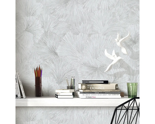 Tapete mit Fächermuster, Bücherregal und Dekoration