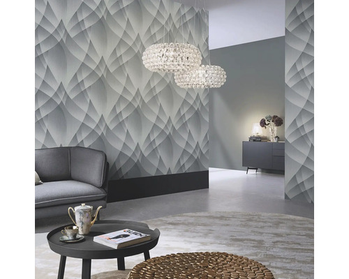 Wohnzimmer mit grauer Design Tapete, Couch, Tisch und runden Deckenleuchten