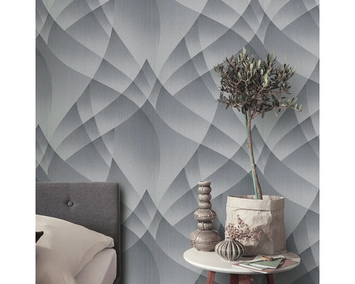 Raumansicht mit gemusterter Tapete, Nachttisch, Dekoration und Bett