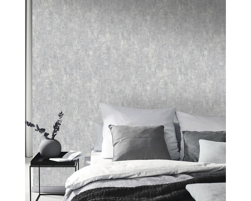 Schlafzimmer mit strukturierter Tapete in Steinoptik