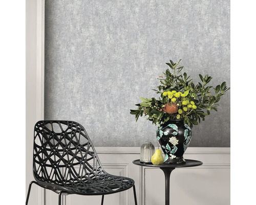 Szene mit einer grauen Struktur Tapete, einem Stuhl und einem Tisch mit Blumenvase