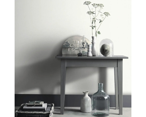 Dekoratives Arrangement mit Tisch, Vasen und Buch