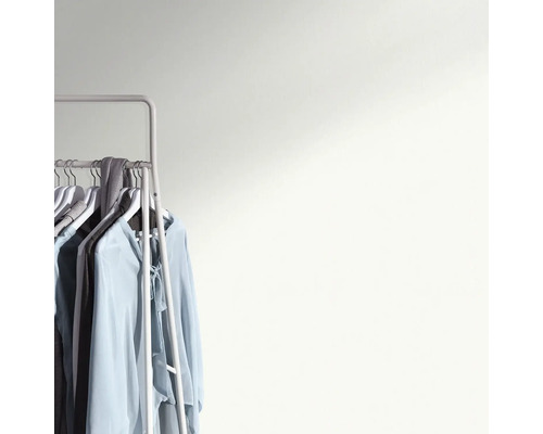 Kleiderständer mit verschiedenen Kleidungsstücken