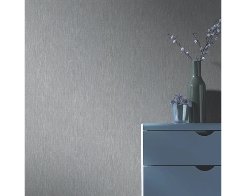 Texturtapete im Wohnraum mit Kommode und Dekoration