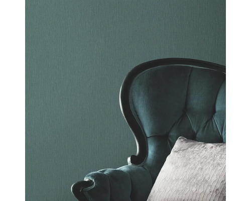 Nahaufnahme einer gemusterten Tapete und eines Armsessels mit Knopfheftung