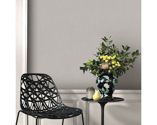 Tapete im Raum mit Stuhl und Tisch