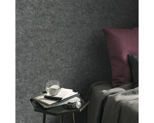 Schlafzimmer-Szene mit dunkler Tapete, Nachttisch und Bett