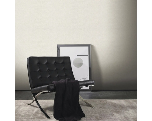 Wohnzimmer mit einfarbiger Tapete, Sessel und Bild