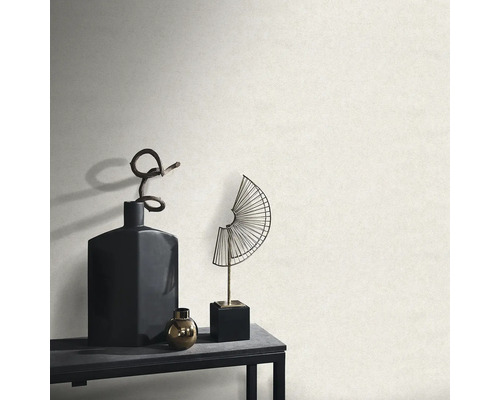 Dekorative Accessoires auf einem Tisch vor einer Wand