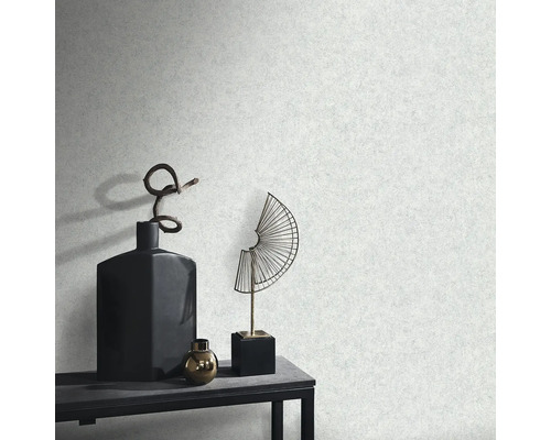 Dekorative Tapete mit Ornamenten, Vasen und Dekorationen auf einem Tisch.