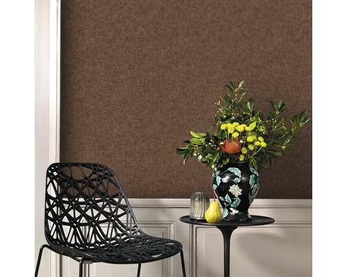 Wohnraum mit brauner Tapete, Stuhl und Blumenarrangement auf einem Tisch