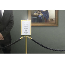 Absperrsystem mit Standpfosten und Kordel