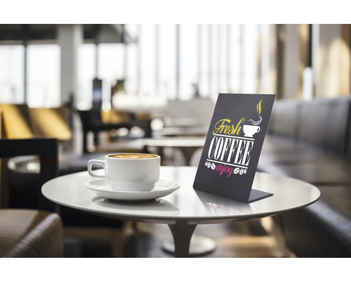 Tischaufsteller mit der Aufschrift Fresh Coffee neben einer Tasse Kaffee auf einem Tisch