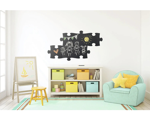 Kinderzimmer mit Staffelei, Regal, Hocker, Sessel und Puzzleteilen als Wandtafel mit Familienmotiv