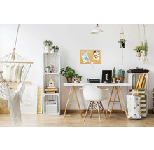 Helles Zimmer mit Schreibtisch, Stuhl, Hängematte und Pflanzen in Holzkistenregalen.