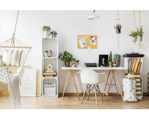 Helles Zimmer mit Schreibtisch, Stuhl, Hängematte und Pflanzen in Holzkistenregalen.