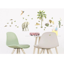 Wanddekoration mit Tiermotiven im Kinderzimmer mit Tisch und Stühlen