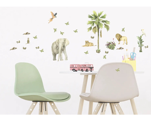 Wanddekoration mit Tiermotiven im Kinderzimmer mit Tisch und Stühlen