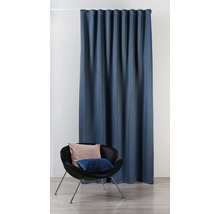 Dekoschals aus Stoff mit Schlaufenaufhängung neben Sessel