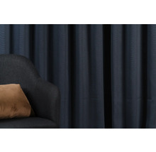 Dekoratives Interieur mit Vorhang, Sessel und Kissen