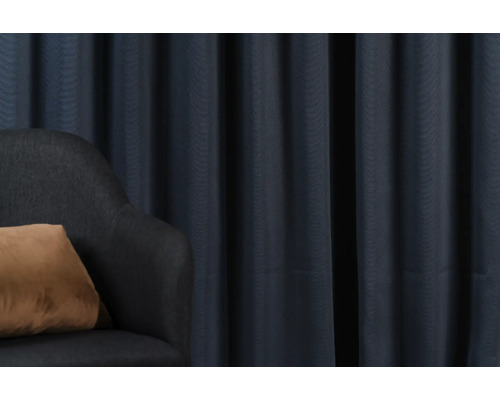 Dekoratives Interieur mit Vorhang, Sessel und Kissen