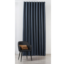 Dekoschals mit Ösen und Stuhl im Raum.