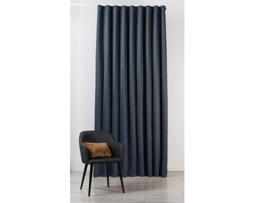 Dekoschals mit Ösen und Stuhl im Raum.