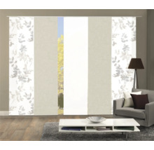 Schiebegardinen mit Blattmuster in einem Wohnraum