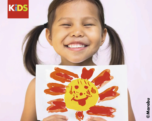 Kind hält eine Zeichnung einer Sonne hoch
