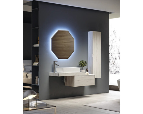 Modernes Badezimmer mit Waschtisch, Spiegel und Regal