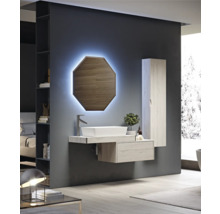Modernes Badezimmer mit Waschtisch, Spiegel mit Beleuchtung und Hochschrank