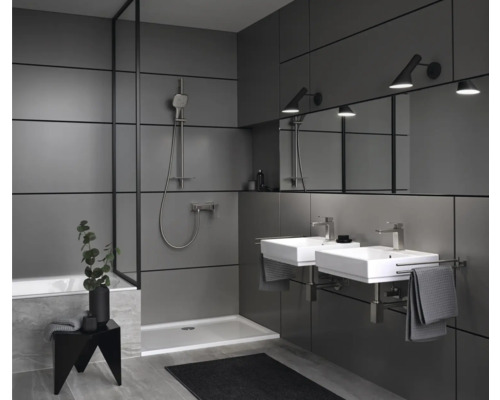 Modernes Badezimmer mit Dusche, Doppelwaschtisch und grauen Wandpaneelen