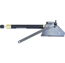 Verstellbare Werkbankklemme mit schwarzem Zylinder, goldfarbenen Hülsen und einem flachen Metallarm.