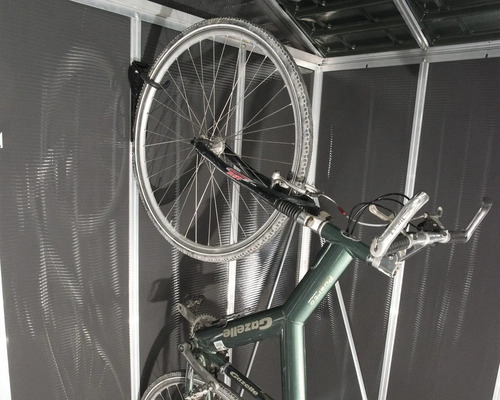Fahrrad aufgehängt an einer Wandhalterung