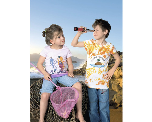 Szene mit zwei Kindern am Strand: Ein Mädchen sitzt mit einem rosa Netz und einem Seestern, während ein Junge durch ein Fernrohr schaut.