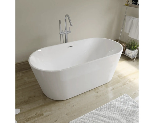 Freistehende Badewanne mit Armatur und Handtuchhalter im Badezimmer