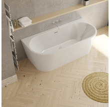 Einbauwanne im Badezimmer mit Holzboden und rundem Teppich